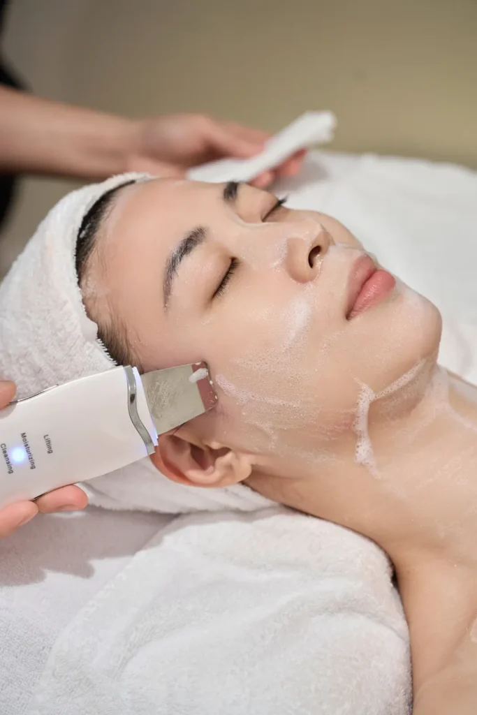 A specialist at SKIN BAR uses a supporting device suited to the skin's real condition during a Bespoke Facial.