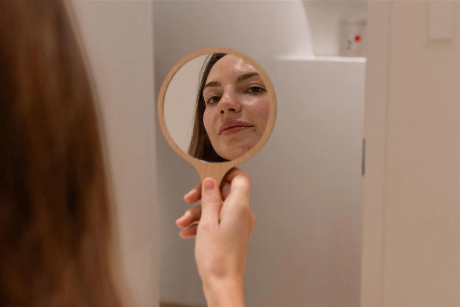 Làm dịu da sau treatment là bước cần thiết trước khi tiếp tục chăm sóc chuyên sâu tại SKIN BAR