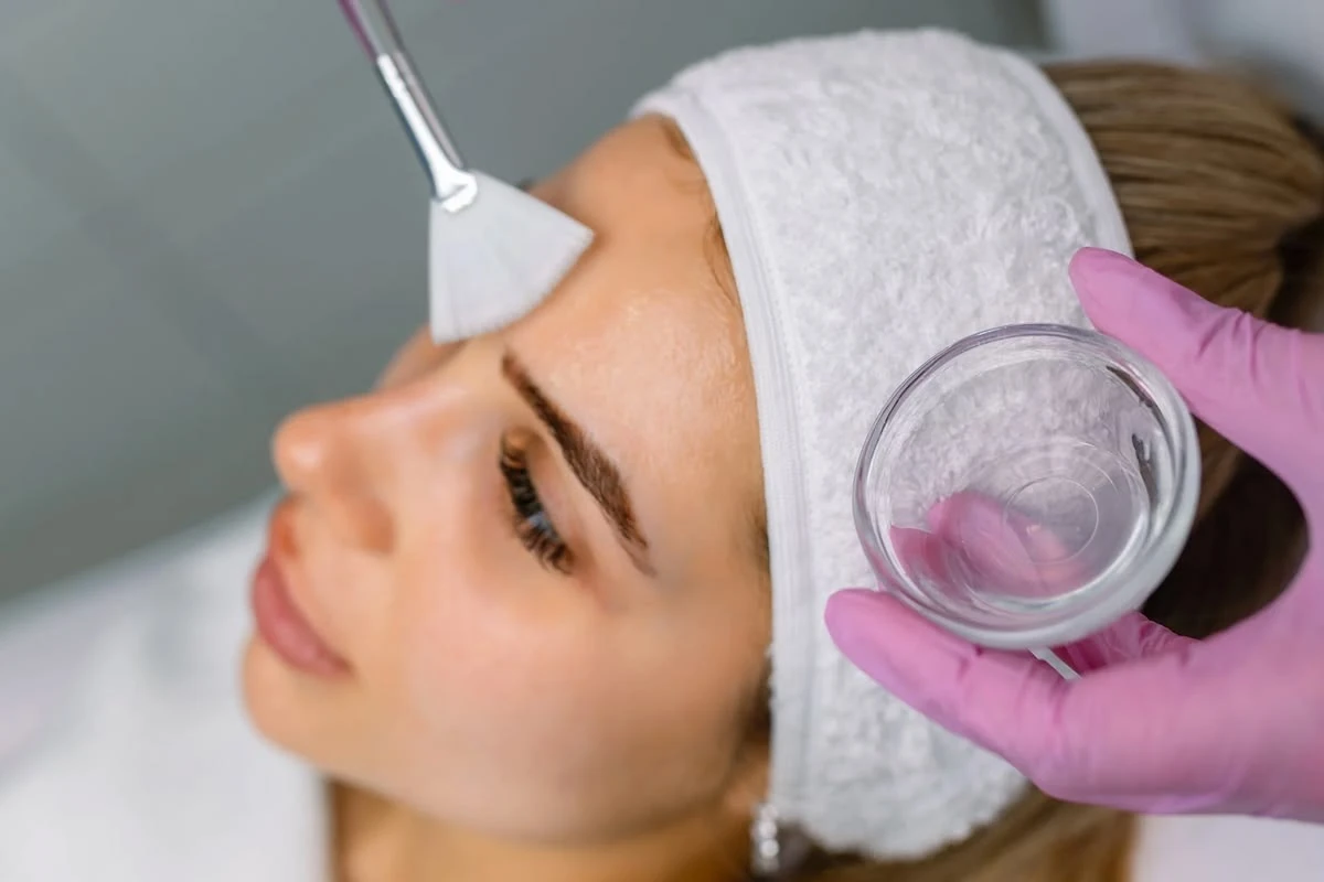 Preparing the active before a brightening peel