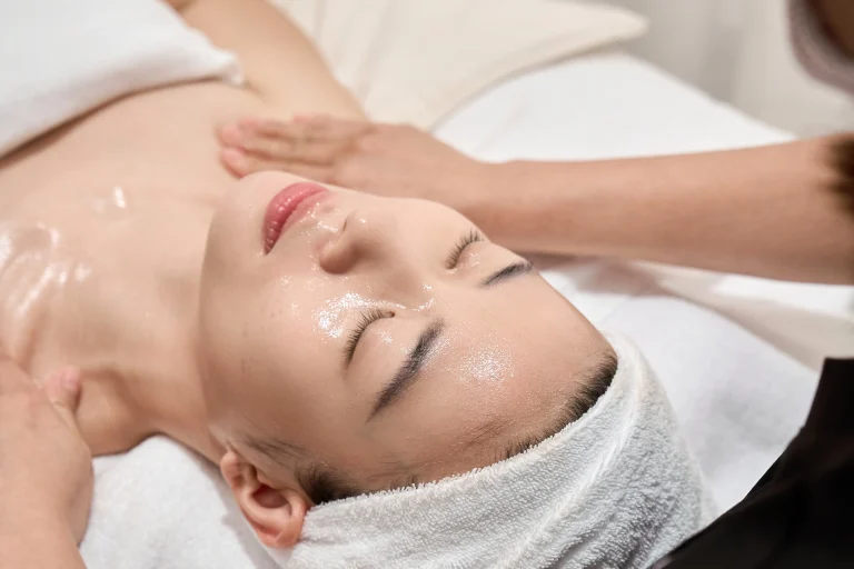 Da nổi mụn sau facial: vì sao và nên làm gì?