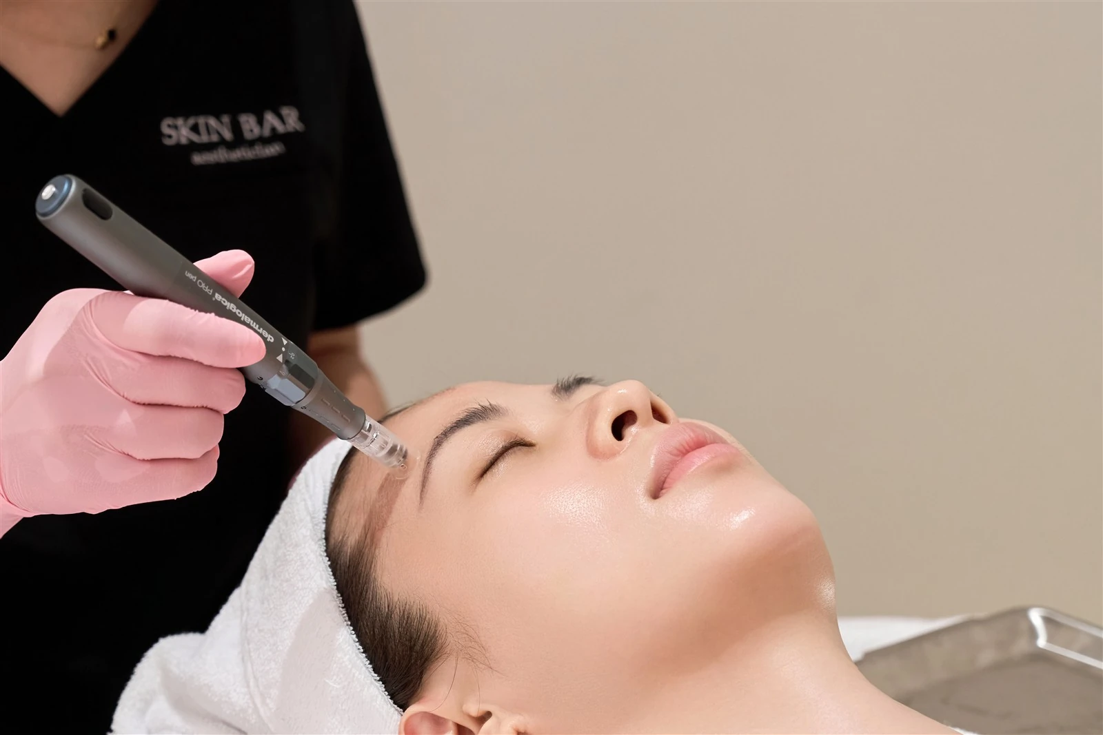 A microneedling device working deeper than nanoinfusion, the difference in how invasive each is