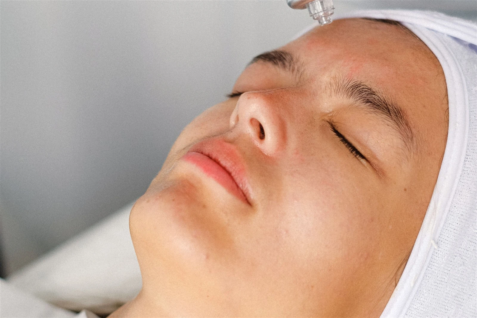 A serum-based active, illustrating how to choose nanoinfusion or microneedling by skin condition